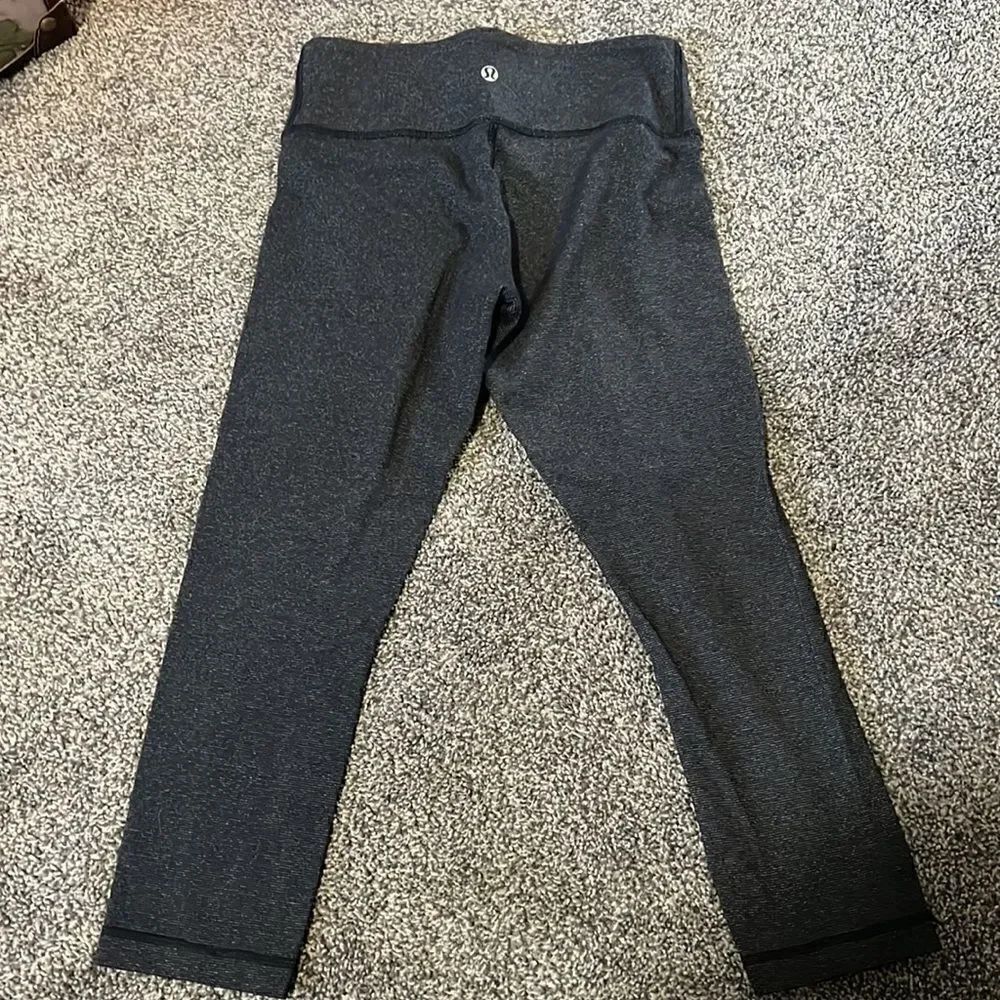 Size 4 Lululemon Lightly Striped Crops - Picture 2 of 4